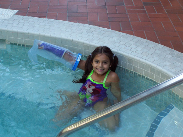 20070129 Swimming at the hotel 03