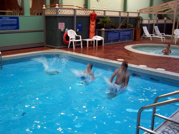 20070129 Swimming at the hotel 07