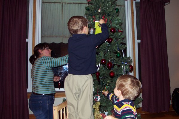 20051205 Putting up Christmas Decorations 12