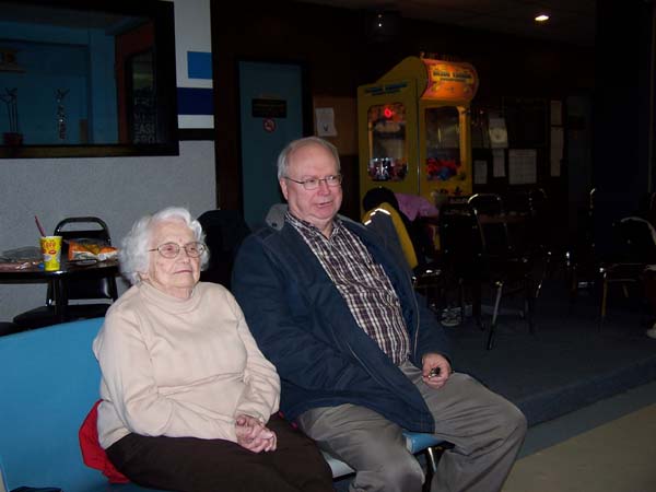 20060222 Nanny's Birthday Bowling 04